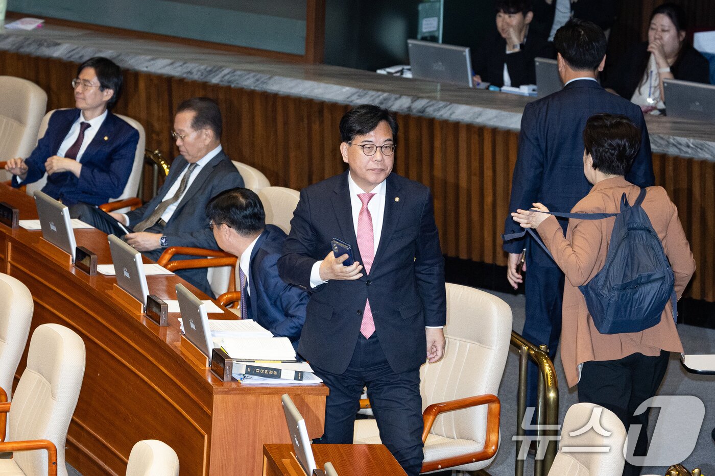 본문 이미지 - 송언석 국민의힘 원내대표를 비롯한 야당 의원들이 8일 서울 여의도 국회에서 열린 제435회 국회(임시회) 제2차 본회의에서 우원식 국회의장이 헌법개정안을 포함한 법안 상정을 않겠다고 하자 본회의장을 나서고 있다. 2026.5.8 ⓒ 뉴스1 유승관 기자