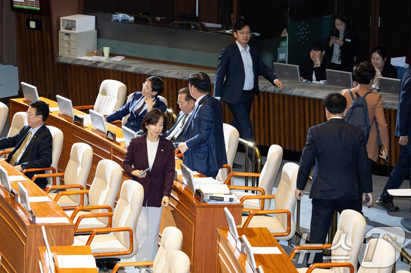 (서울=뉴스1) 유승관 기자 = 송언석 국민의힘 원내대표를 비롯한 야당 의원들이 8일 서울 여의도 국회에서 열린 제435회 국회(임시회) 제2차 본회의에서 우원식 국회의장이 헌법개 …