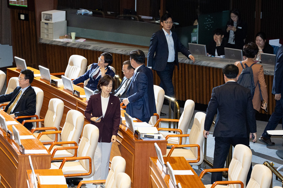 법안 상정 무산에 본회의장 나서는 국민의힘