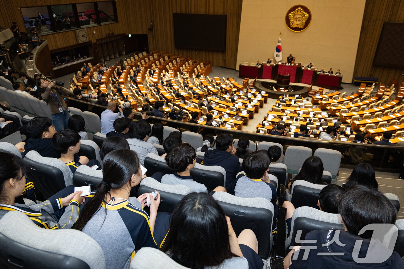 본문 이미지 - 8일 서울 여의도 국회에서 열린 제435회 국회(임시회) 제2차 본회의에서 방청 온 학생들이 본회의를 지켜보고 있다. 2026.5.8 ⓒ 뉴스1 유승관 기자