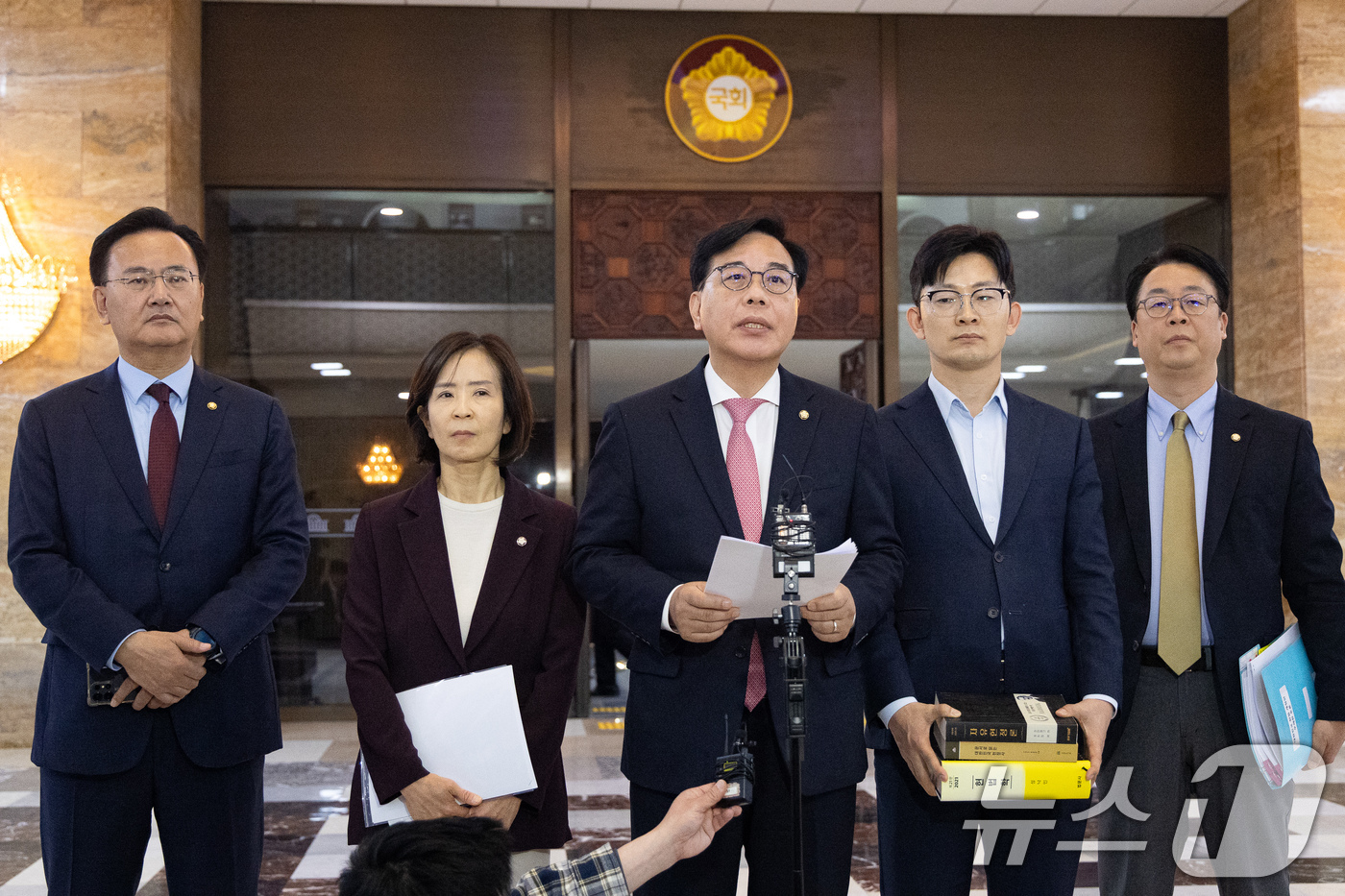 (서울=뉴스1) 유승관 기자 = 송언석 국민의힘 원내대표가 8일 서울 여의도 국회에서 열린 제435회 국회(임시회) 제2차 본회의 산회 후 로텐더홀에서 입장을 밝히고 있다.우원식 …
