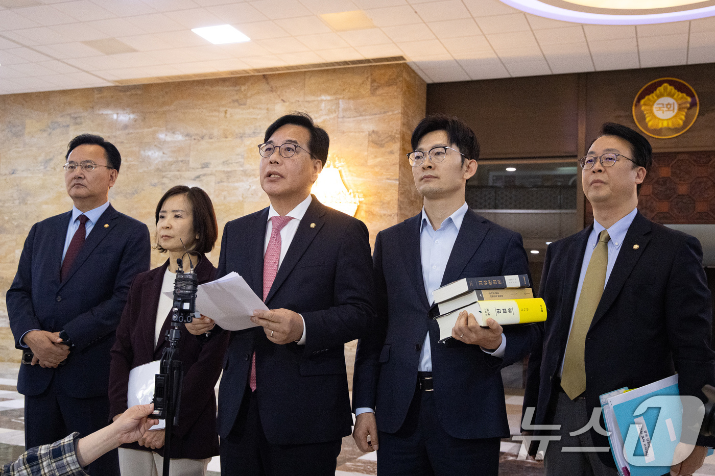 (서울=뉴스1) 유승관 기자 = 송언석 국민의힘 원내대표가 8일 서울 여의도 국회에서 열린 제435회 국회(임시회) 제2차 본회의 산회 후 로텐더홀에서 입장을 밝히고 있다.우원식 …