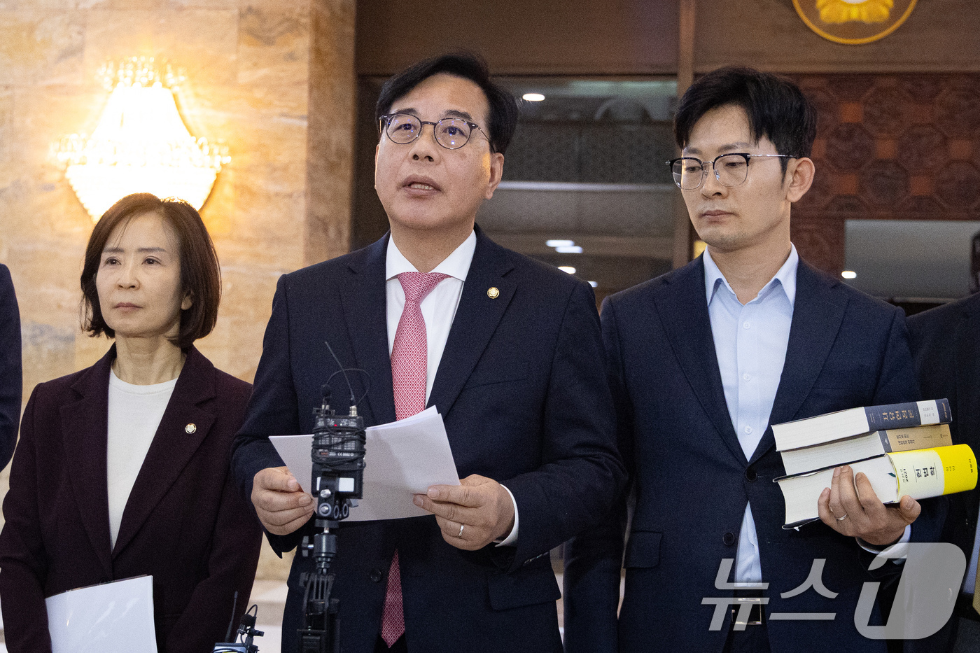(서울=뉴스1) 유승관 기자 = 송언석 국민의힘 원내대표가 8일 서울 여의도 국회에서 열린 제435회 국회(임시회) 제2차 본회의 산회 후 로텐더홀에서 입장을 밝히고 있다.우원식 …