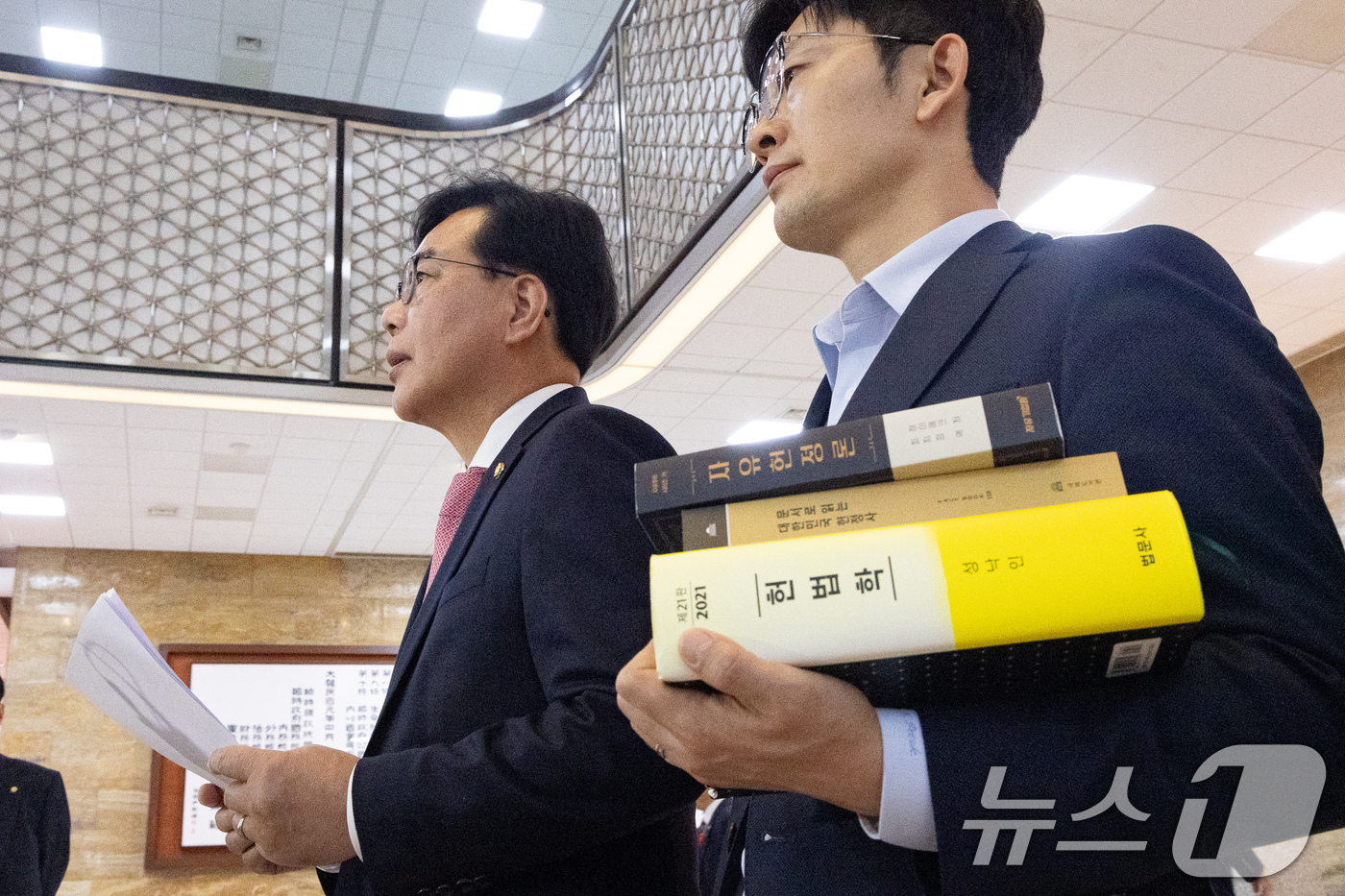 (서울=뉴스1) 유승관 기자 = 송언석 국민의힘 원내대표가 8일 서울 여의도 국회에서 열린 제435회 국회(임시회) 제2차 본회의 산회 후 로텐더홀에서 입장을 밝히고 있다.우원식 …