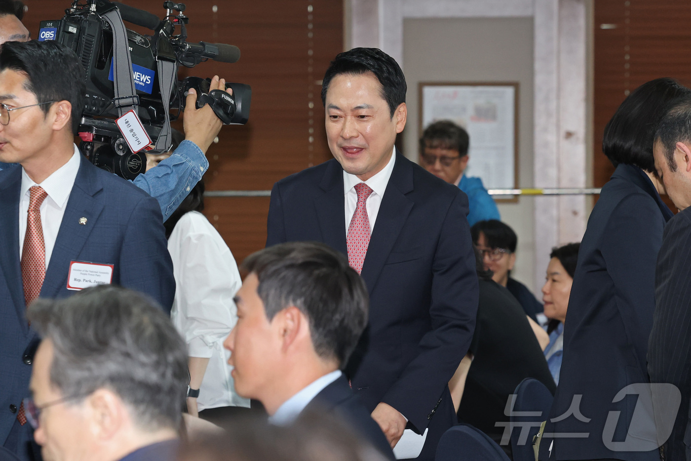 (서울=뉴스1) 국회사진기자단 = 장동혁 국민의힘 대표가 8일 서울 중구 한국프레스센터에서 열린 서울외신기자클럽 초청 외신기자 간담회에 입장하고 있다. 2026.5.8/뉴스1