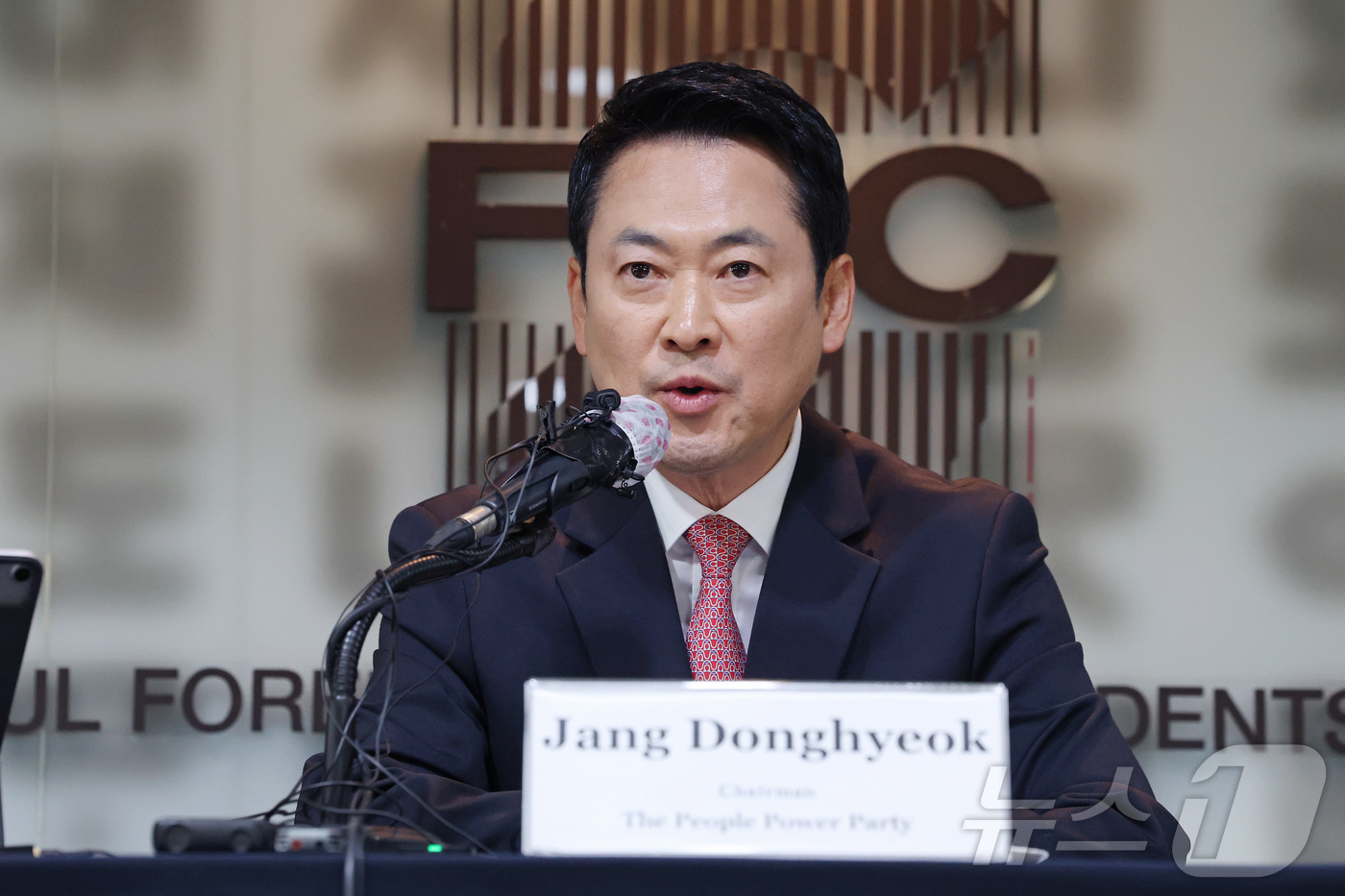 (서울=뉴스1) 국회사진기자단 = 장동혁 국민의힘 대표가 8일 서울 중구 한국프레스센터에서 열린 서울외신기자클럽 초청 외신기자 간담회에서 모두발언하고 있다. 2026.5.8/뉴스1 …