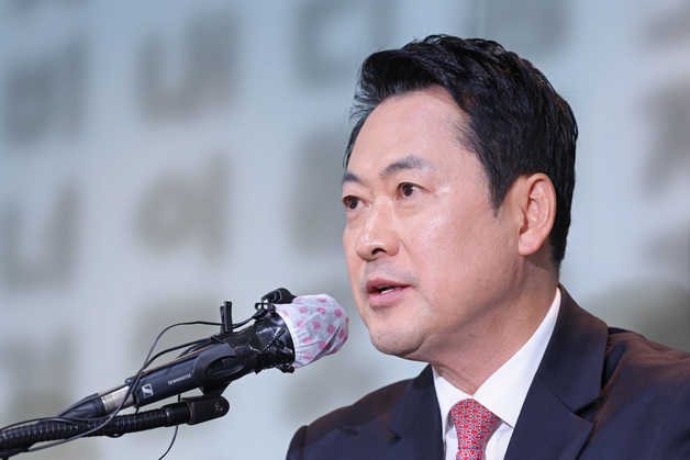 장동혁 "헌법 집 허물며 창문 갈자는 것"…외신에 특검·개헌 맹공