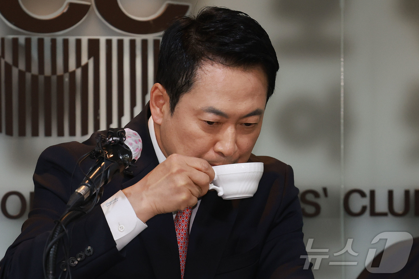 (서울=뉴스1) 국회사진기자단 = 장동혁 국민의힘 대표가 8일 오후 서울 중구 프레스센터에서 열린 서울외신기자클럽 초청 간담회에 참석해 목을 축이고 있다. 2026.5.8/뉴스1