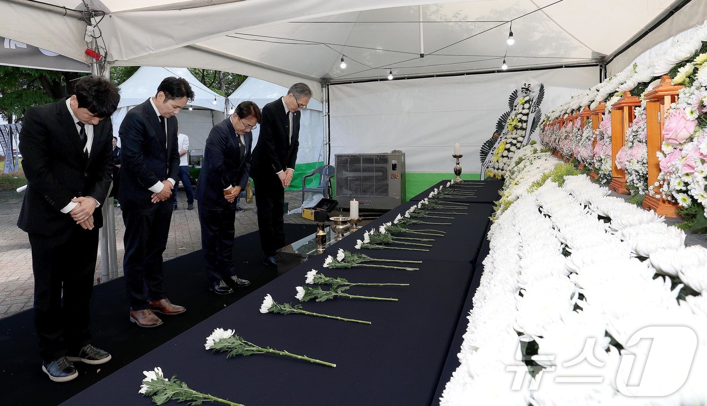 (서울=뉴스1) = 김광용 행정안전부 재난안전관리본부장이 대전 안전공업 화재 희생자 49재를 맞아 8일 대전 문평근린공원에 마련된 합동분향소를 방문해 조문하고 있다. (행정안전부 …