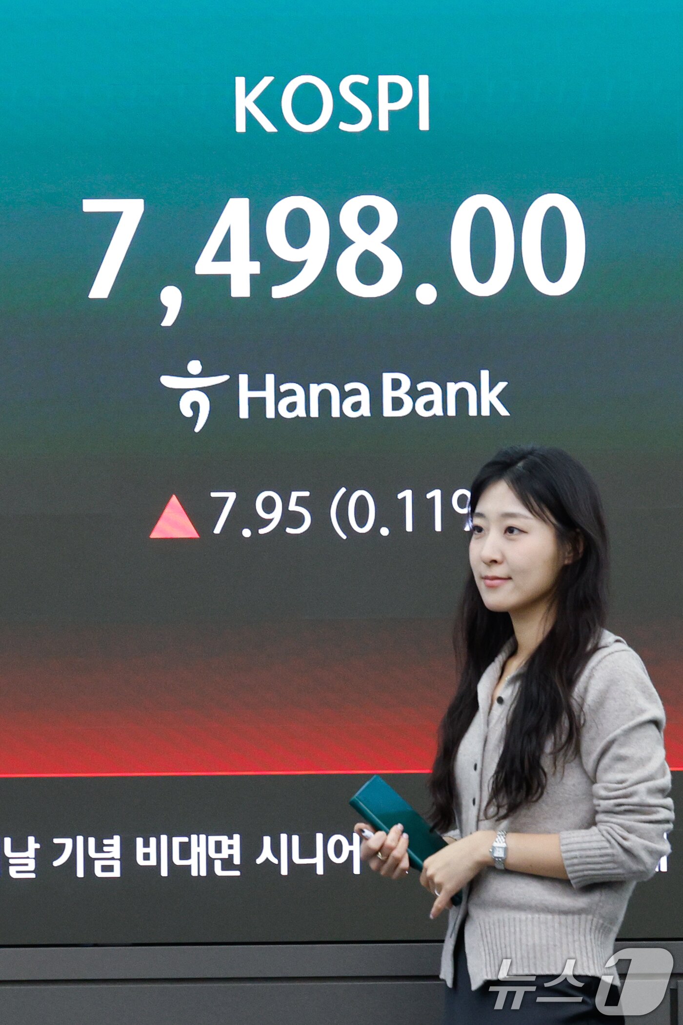 본문 이미지 - 코스피가 종가 기준 나흘 연속 사상 최고치를 기록한 8일 오후 서울 중구 하나은행 딜링룸에 코스피 지수가 7.95포인트(0.11%) 상승한 7498.00을 나타내고 있다. 2026.5.8 ⓒ 뉴스1 안은나 기자