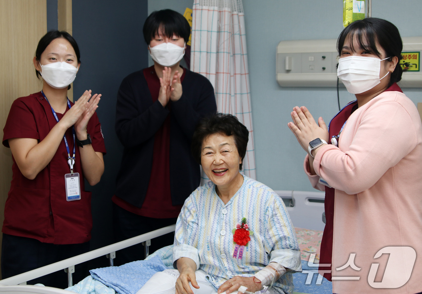 (대구=뉴스1) 공정식 기자 = 대구 중구 곽병원 의료진이 8일 어버이날을 맞아 입원 중인 어르신 환자들에게 카네이션을 달아준 뒤 어버이 은혜에 감사하며 쾌유를 기원하고 있다. ( …