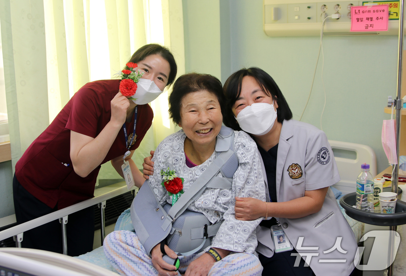 (대구=뉴스1) 공정식 기자 = 대구 중구 곽병원 의료진이 8일 어버이날을 맞아 입원 중인 어르신 환자들에게 카네이션을 달아준 뒤 어버이 은혜에 감사하며 쾌유를 기원하고 있다. ( …