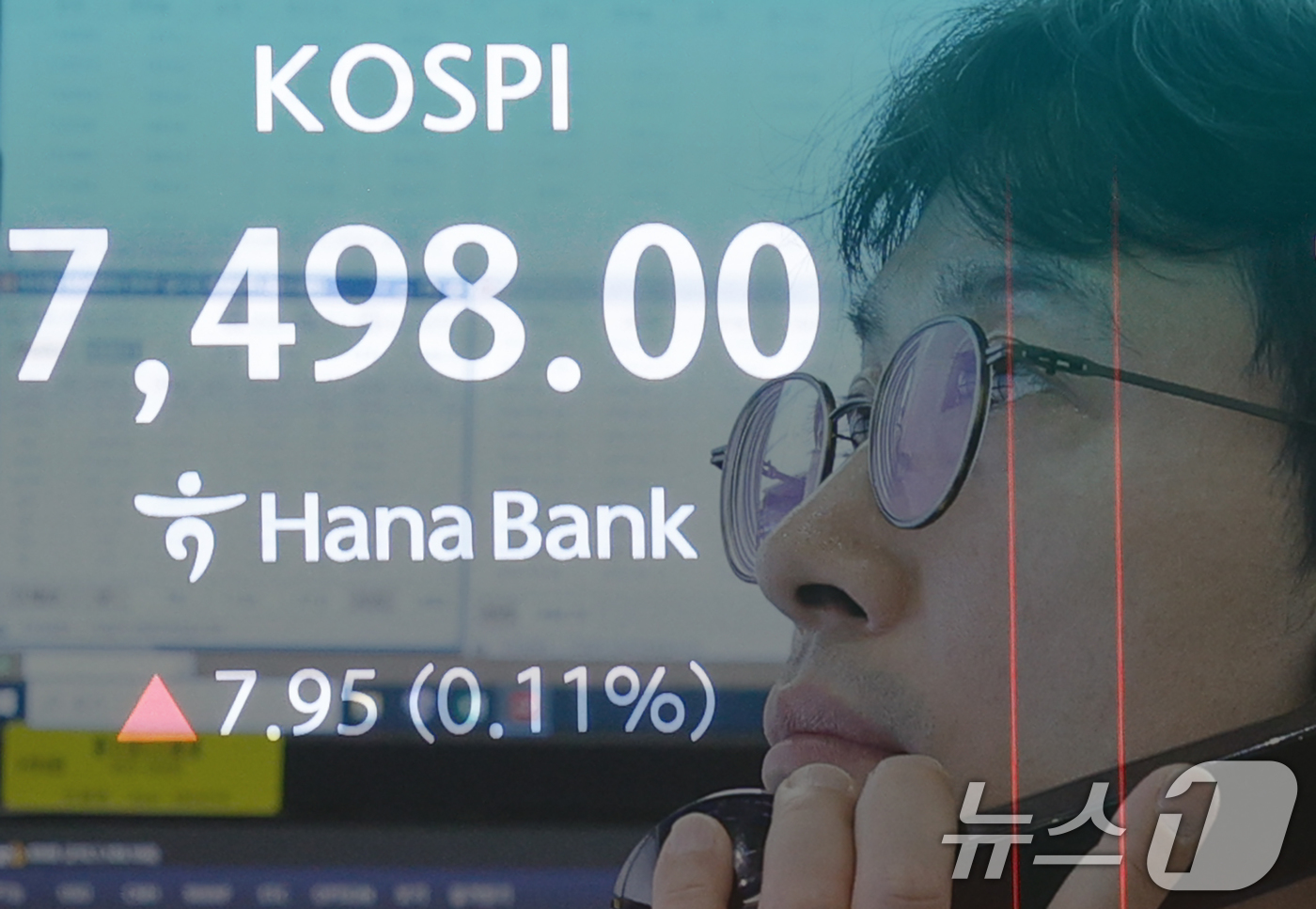 (서울=뉴스1) 안은나 기자 = 코스피가 종가 기준 나흘 연속 사상 최고치를 기록한 8일 오후 서울 중구 하나은행 딜링룸에서 딜러가 업무를 보고 있다. (레이어 합성) 2026.5 …