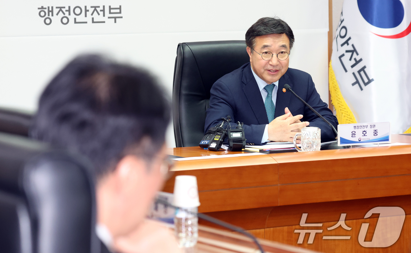 (서울=뉴스1) 김명섭 기자 = 윤호중 행정안전부 장관이 8일 오후 서울 종로구 세종대로 정붓서울청사에서 열린 범정부 허위가짜뉴스 단속협의체 회의에서 모두 발언을 하고 있다.  2 …