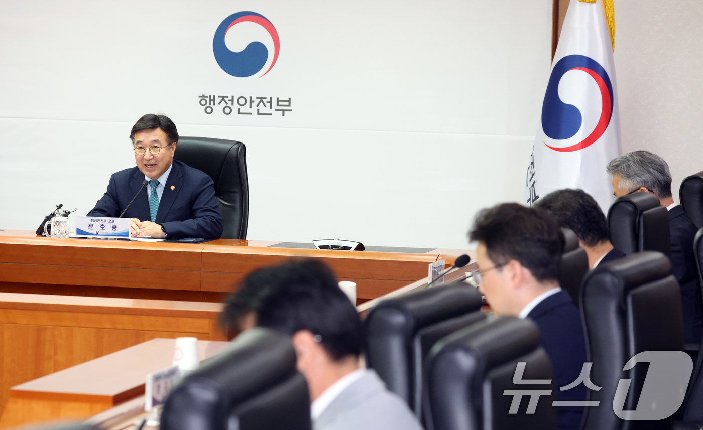 (서울=뉴스1) 김명섭 기자 = 윤호중 행정안전부 장관이 8일 오후 서울 종로구 세종대로 정붓서울청사에서 열린 범정부 허위가짜뉴스 단속협의체 회의에서 모두 발언을 하고 있다.  2 …