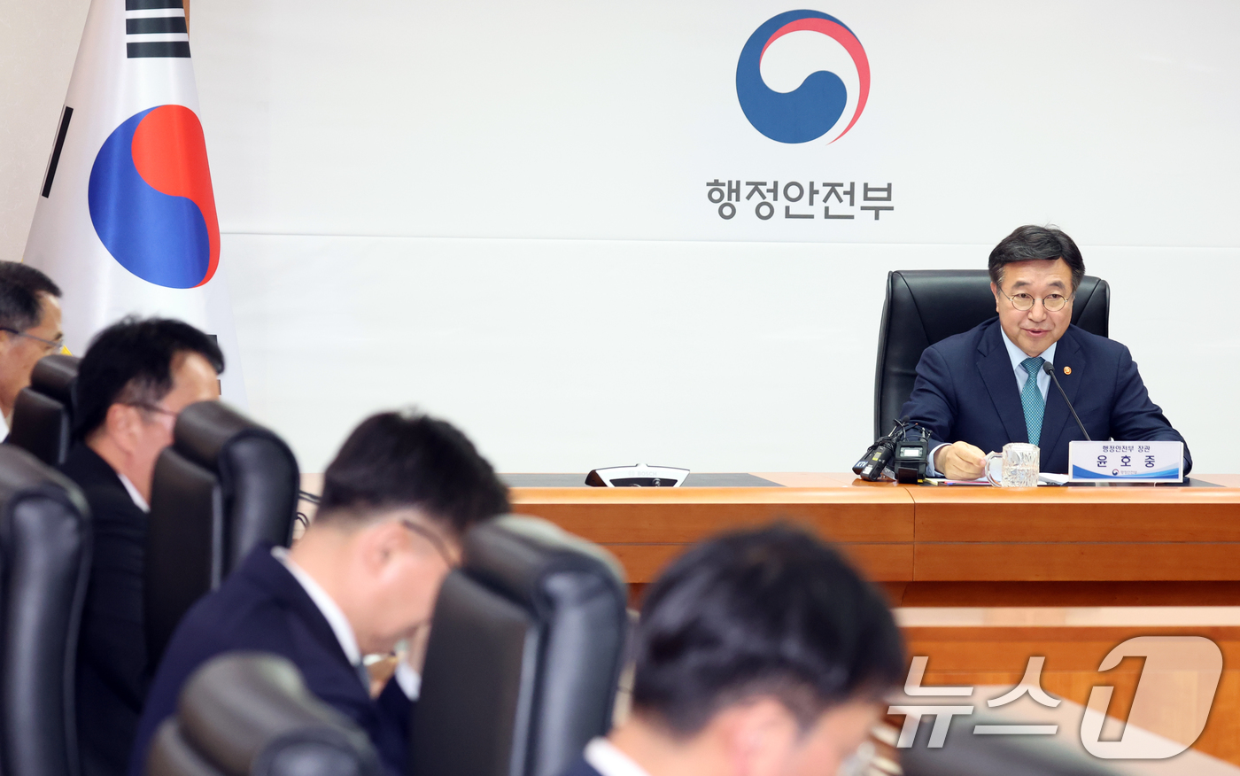 (서울=뉴스1) 김명섭 기자 = 윤호중 행정안전부 장관이 8일 오후 서울 종로구 세종대로 정붓서울청사에서 열린 범정부 허위가짜뉴스 단속협의체 회의에서 모두 발언을 하고 있다.  2 …