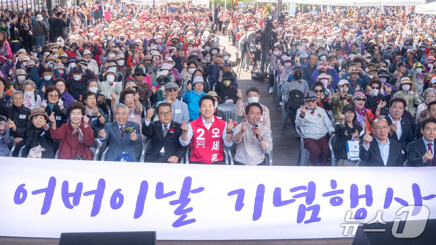 본문 이미지 - 오세훈 국민의힘 서울시장 후보가 8일 서대문구 어버이날 기념행사에 참석한 모습