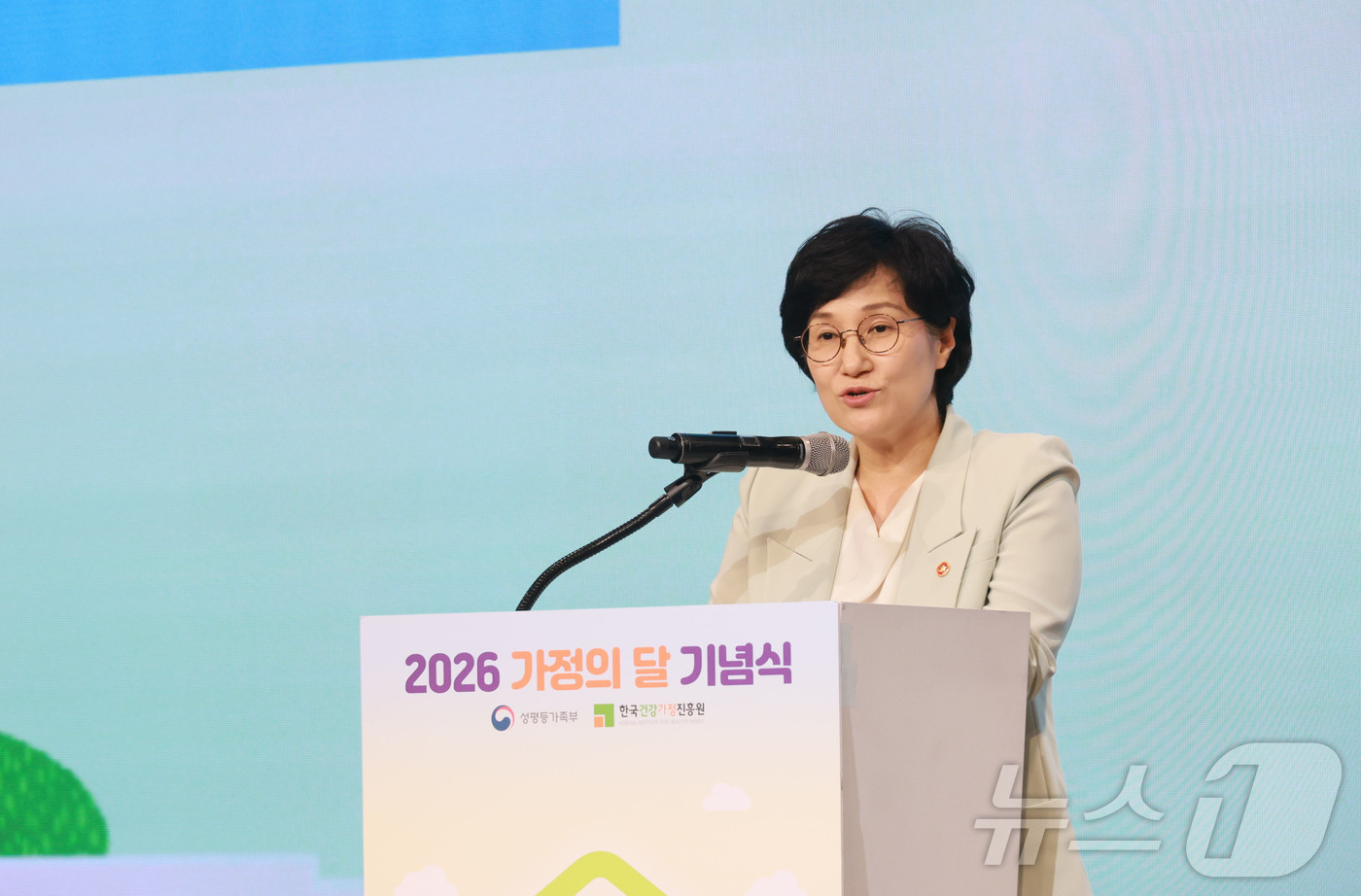 (서울=뉴스1) = 원민경 성평등가족부 장관이 8일 오후 서울 용산구 피스앤파크컨벤션에서 열린 2026 가정의 달 기념식에서 인사말을 하고 있다. (성평등가족부 제공. 재판매 및 …