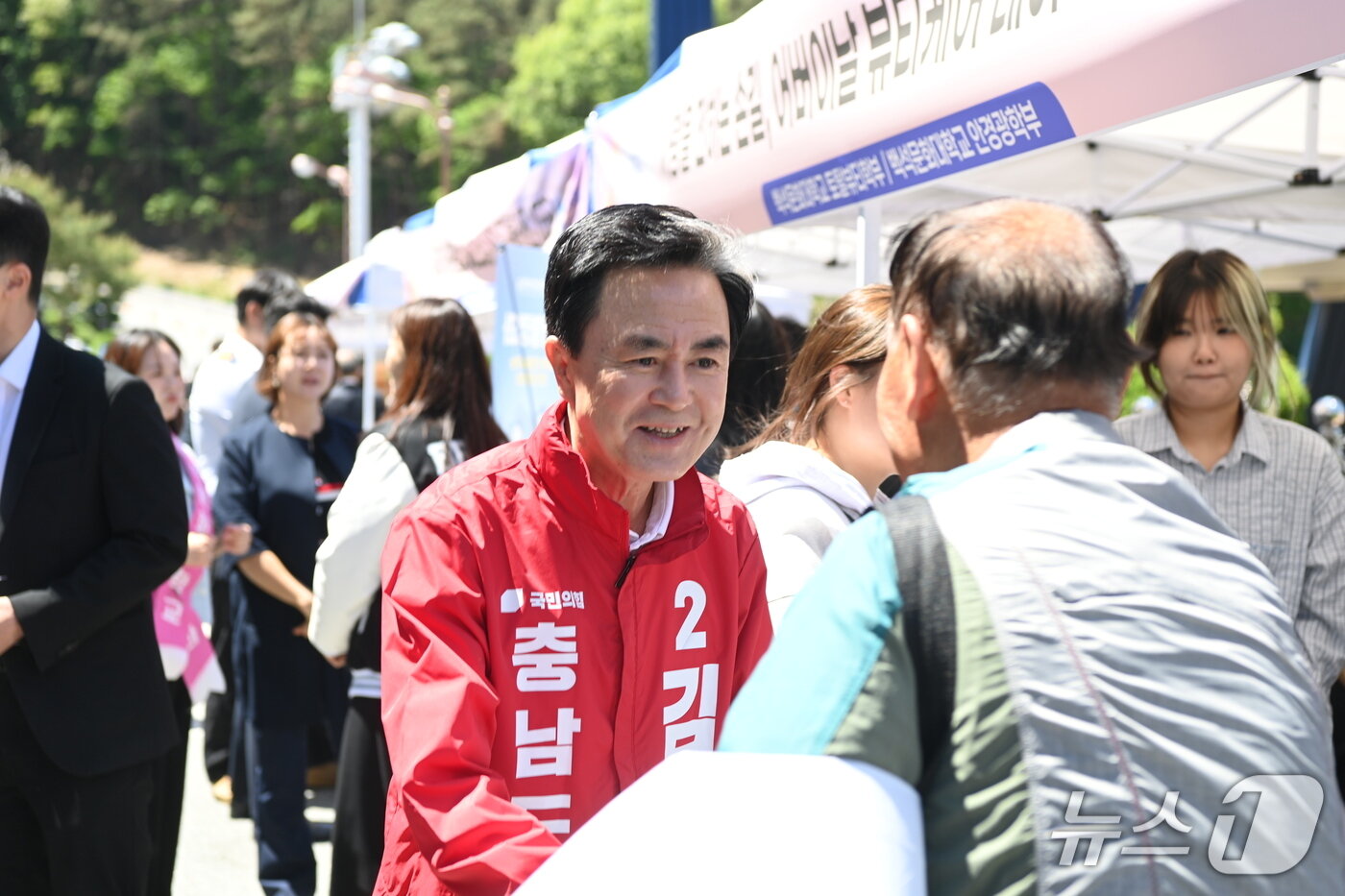 본문 이미지 - 유권자와 인사 나누는 김태흠 국민의힘 충남지사 예비후보(더쎈 캠프 제공. 재판매 및 DB금지)/뉴스1
