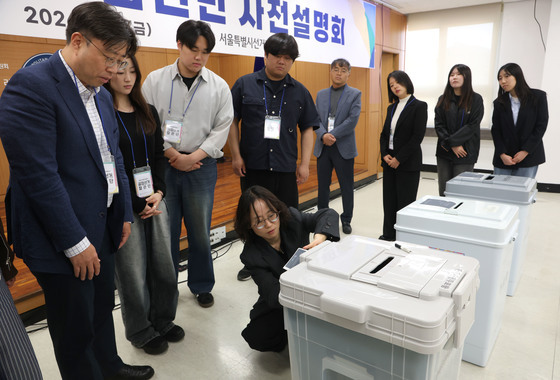 투표함 봉함-봉인 관련 설명듣는 공정선거참관단