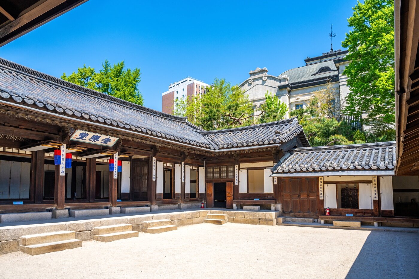 본문 이미지 - 운현궁 안채 이로당, 뒤에 운현궁 양관 건물이 보임(서울관광재단 제공)