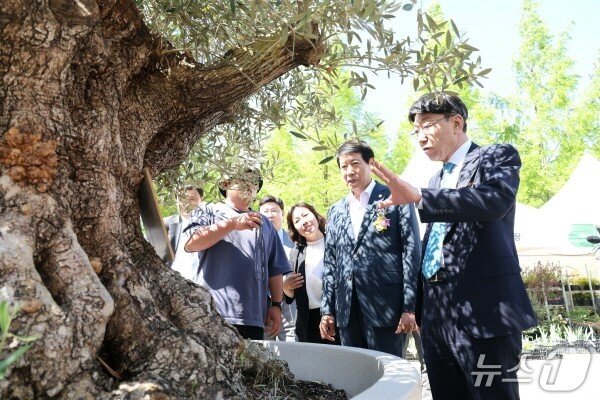 본문 이미지 - 전주정원산업박람회가 개막한 8일 우범기 전주시장(맨 오른쪽)이 덕진공원에 조성된 정원을 관람하고 있다.(전주시 제공, 재판매 및 DB 금지)/뉴스1
