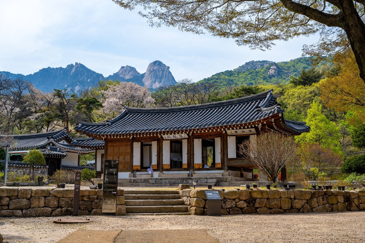 본문 이미지 - 북한산의 봉우리를 품고 있는 봉황각(서울관광재단 제공)