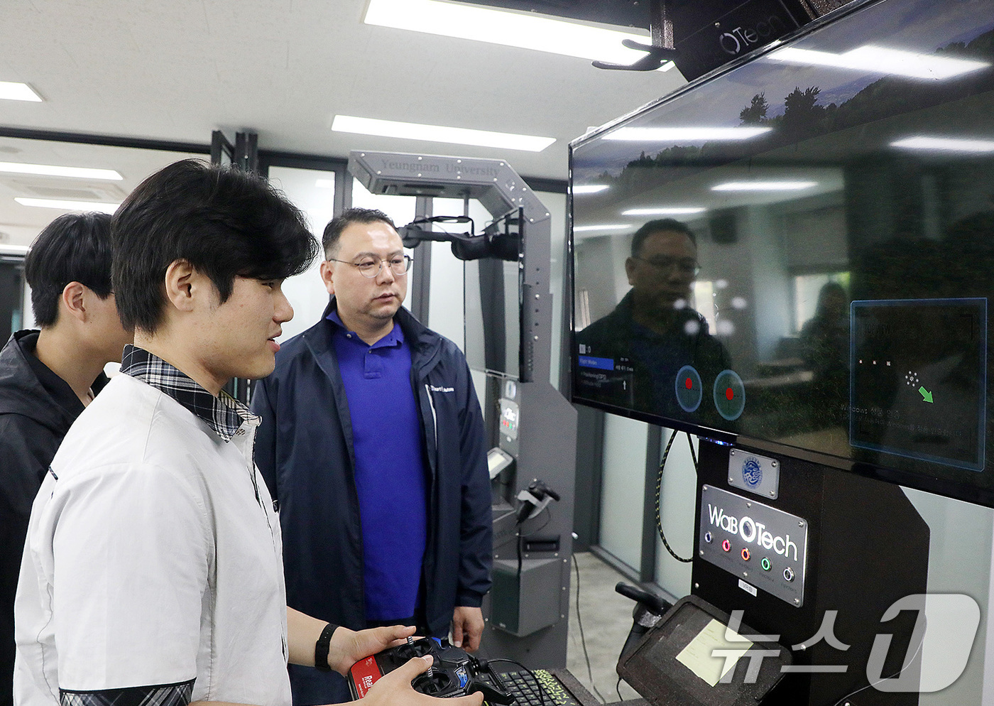 (대구=뉴스1) 공정식 기자 = 8일 대구 남구 영남이공대에서 열린 '고맞고 FUN진로 JOB체험 프로그램'에 참가한 고교생들이 모빌리티 시뮬레이터 체험을 하고 있다.공학계열 직업 …