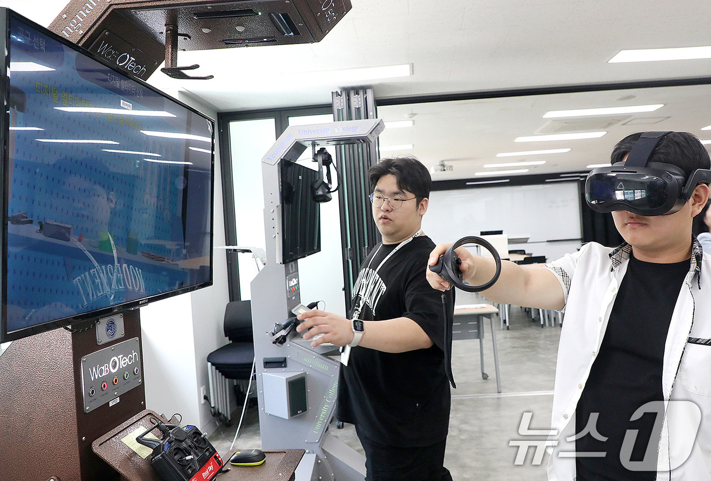 (대구=뉴스1) 공정식 기자 = 8일 대구 남구 영남이공대에서 열린 '고맞고 FUN진로 JOB체험 프로그램'에 참가한 고교생들이 모빌리티 시뮬레이터 체험을 하고 있다.공학계열 직업 …