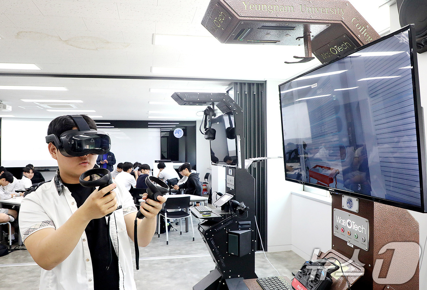 (대구=뉴스1) 공정식 기자 = 8일 대구 남구 영남이공대에서 열린 '고맞고 FUN진로 JOB체험 프로그램'에 참가한 고교생들이 모빌리티 시뮬레이터 체험을 하고 있다.공학계열 직업 …