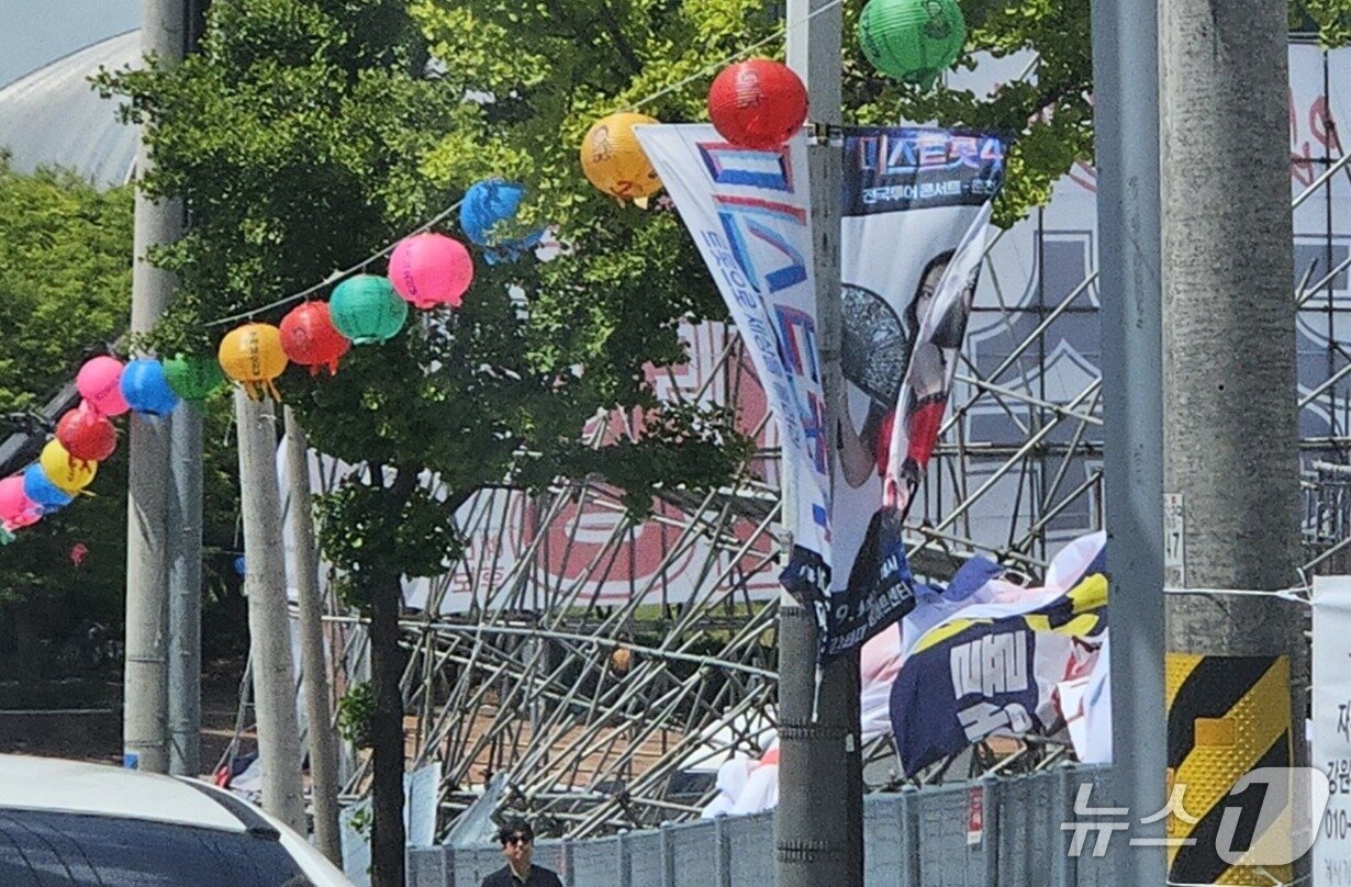 본문 이미지 - 8일 강원도 대부분의 곳에 강풍이 분 가운데, 이날 오전 원주시에 위치한 원강수 국민의힘 민선 9기 원주시장 예비후보의 선거 홍보 현수막을 걸어둔 구조물도 강풍의 영향으로 휘어져 안전 조치가 이뤄졌다. (독자 제공. 재판매 및 DB금지) 2026.5.8/뉴스1 
