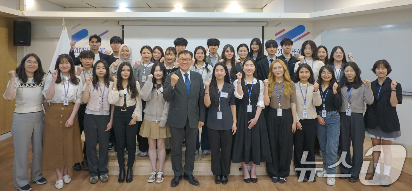 (서울=뉴스1) = 8일 서울 종로구 외교부에서 열린 2026년 동아시아-라틴아메리카 협력포럼(FEALAC) 국민대표단 발대식에서 최준호 중남미국장을 비롯한 참석자들이 기념 촬영을 …