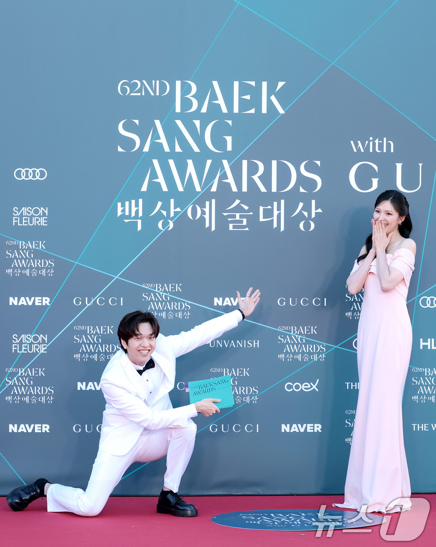 (서울=뉴스1) 권현진 기자 = 방송인 유재필과 김하은(오른쪽) 아나운서가 8일 서울 강남구 코엑스에서 열린 ‘제62회 백상예술대상’ 레드카펫 행사에 참석해 포즈를 취하고 있다. …