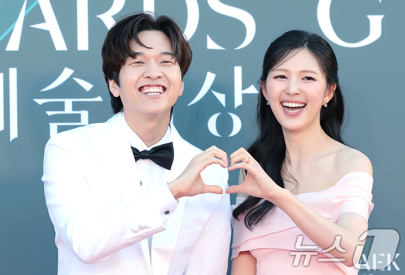 (서울=뉴스1) 권현진 기자 = 방송인 유재필과 김하은(오른쪽) 아나운서가 8일 서울 강남구 코엑스에서 열린 ‘제62회 백상예술대상’ 레드카펫 행사에 참석해 포즈를 취하고 있다. …