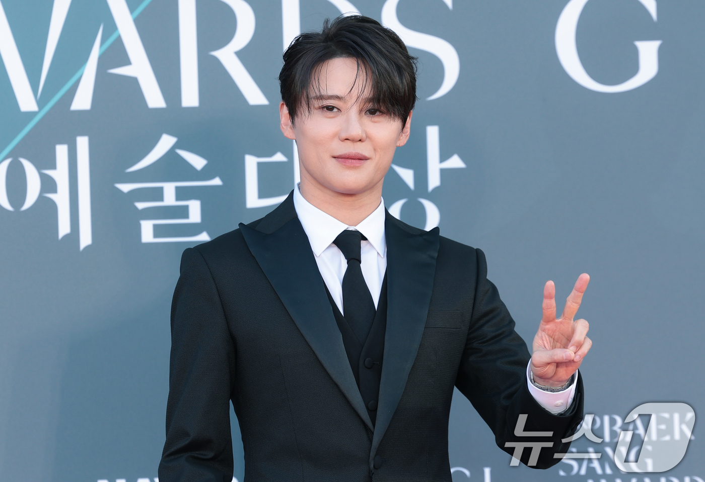 (서울=뉴스1) 권현진 기자 = 배우 겸 가수 김준수가 8일 서울 강남구 코엑스에서 열린 ‘제62회 백상예술대상’ 레드카펫 행사에 참석해 포즈를 취하고 있다. 2026.5.8/뉴스 …
