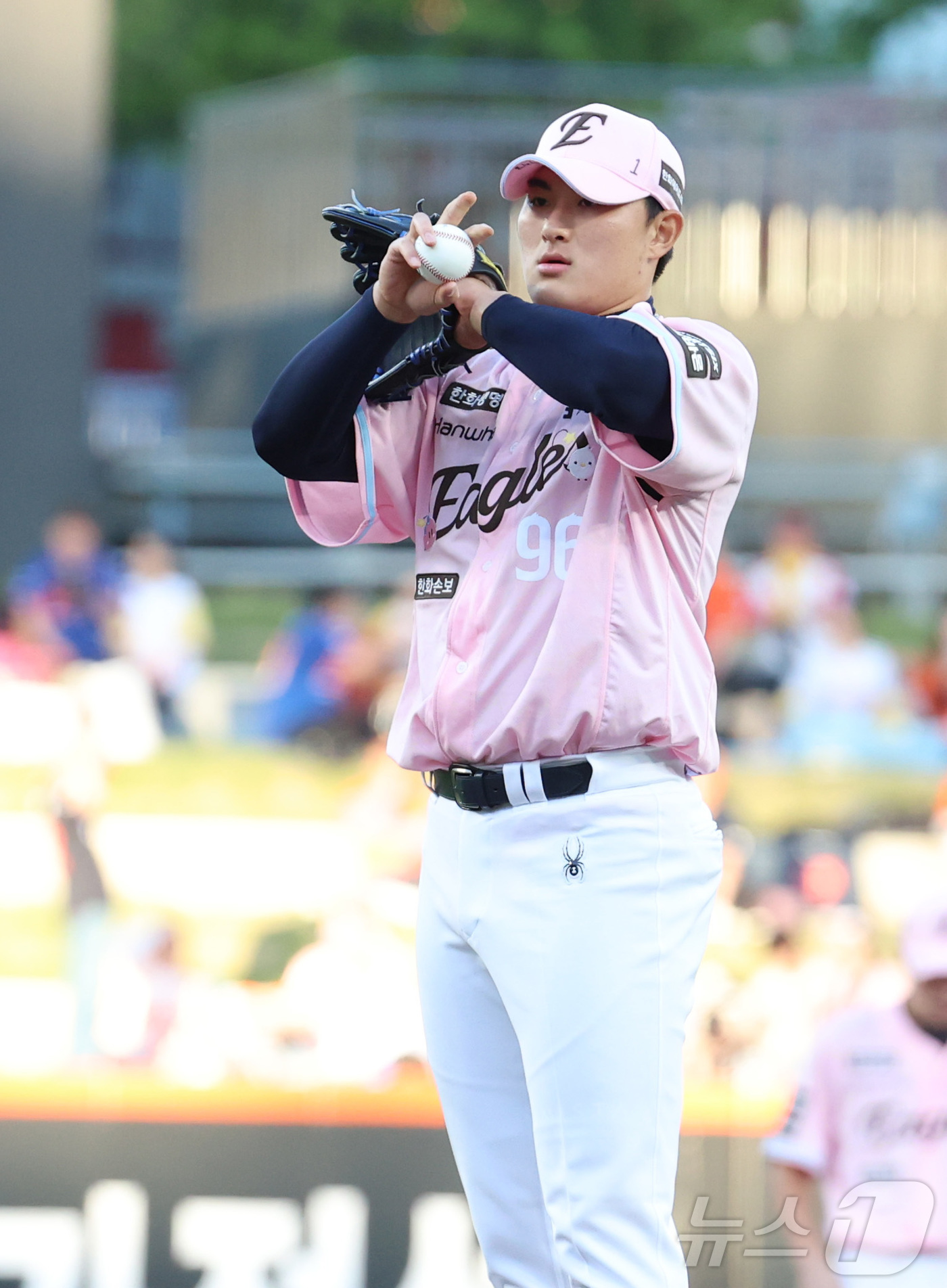 (대전=뉴스1) 김기남 기자 = 8일 대전 한화생명볼파크에서 열린 2026 신한 SOL KBO리그 LG 트윈스와 한화 이글스의 경기에서 한화 박준영이 선발 투구에 앞서 포수와 사인 …