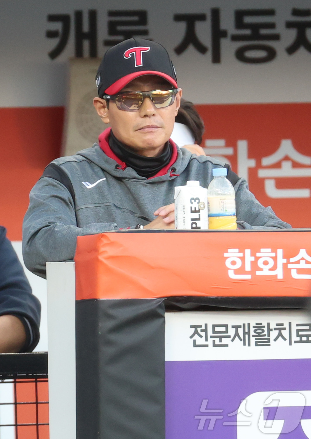 (대전=뉴스1) 김기남 기자 = 8일 대전 한화생명볼파크에서 열린 2026 신한 SOL KBO리그 LG 트윈스와 한화 이글스의 경기에서 LG 염경엽 감독이 경기를 보고 있다. 20 …