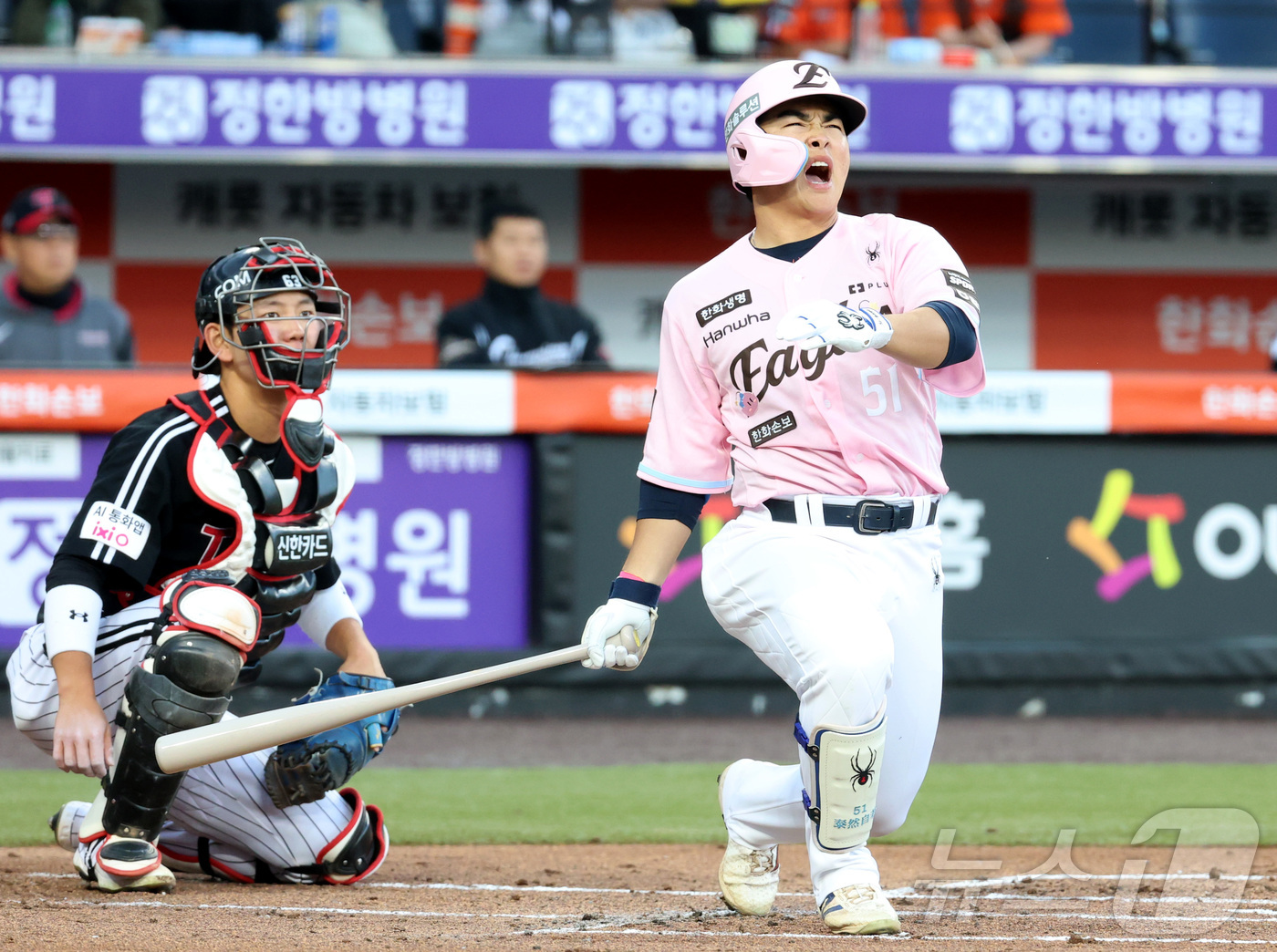 (대전=뉴스1) 김기남 기자 = 8일 대전 한화생명볼파크에서 열린 2026 신한 SOL KBO리그 LG 트윈스와 한화 이글스의 경기에서 1회말 문현빈이 파울 타구를 보며 안타까운 …