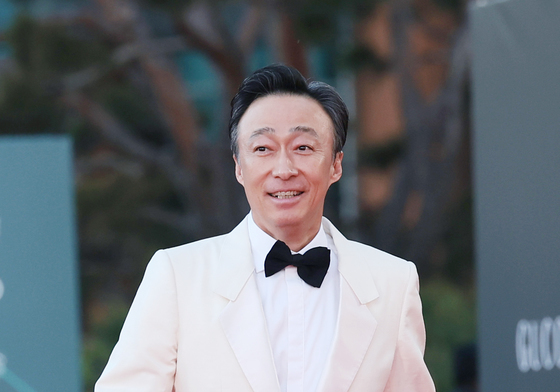 백상 레드카펫 밟는 이성민