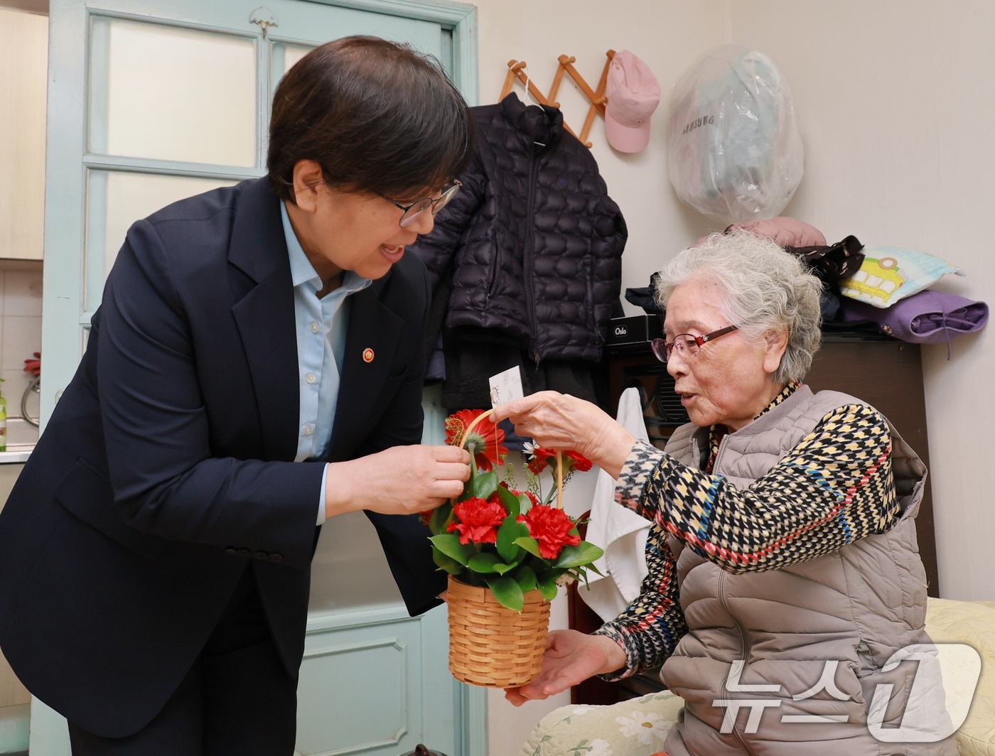 (서울=뉴스1) = 정은경 보건복지부 장관이 어버이날인 8일 경기 성남시 관내에 홀로 거주 중인 어르신 가정을 방문해 카네이션을 전달하고 있다. (복지부 제공. 재판매 및 DB 금 …
