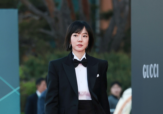 슈트입고 레드카펫 밟는 임수정