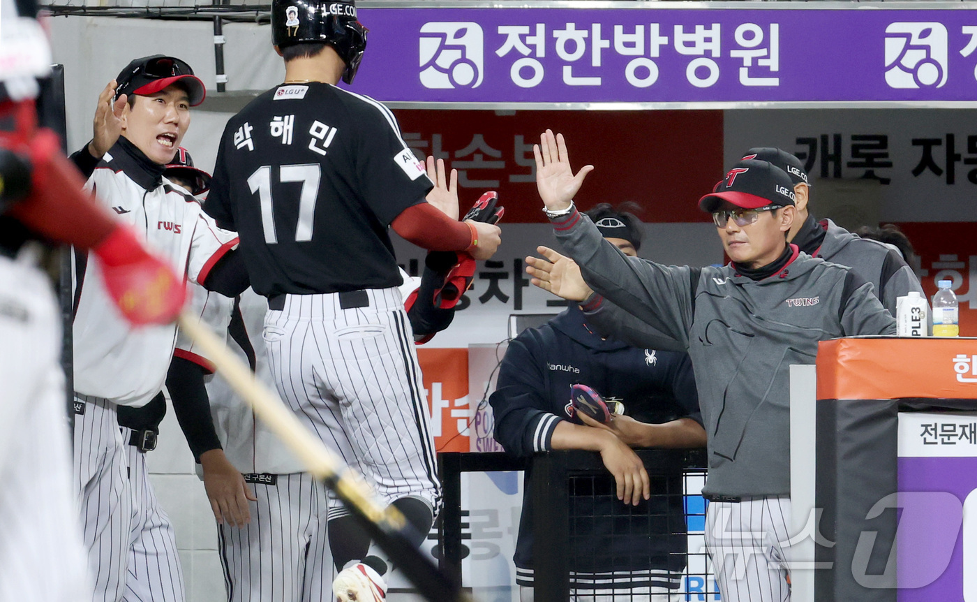 (대전=뉴스1) 김기남 기자 = 8일 대전 한화생명볼파크에서 열린 2026 신한 SOL KBO리그 LG 트윈스와 한화 이글스의 경기에서 4회초 2사 3루주자 박해민이 2루 견제에 …
