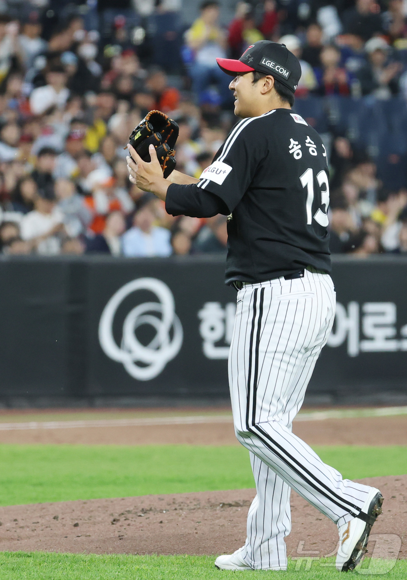 (대전=뉴스1) 김기남 기자 = 8일 대전 한화생명볼파크에서 열린 2026 신한 SOL KBO리그 LG 트윈스와 한화 이글스의 경기에서 LG 송승기가 만루 위기를 넘기며 박수를 치 …