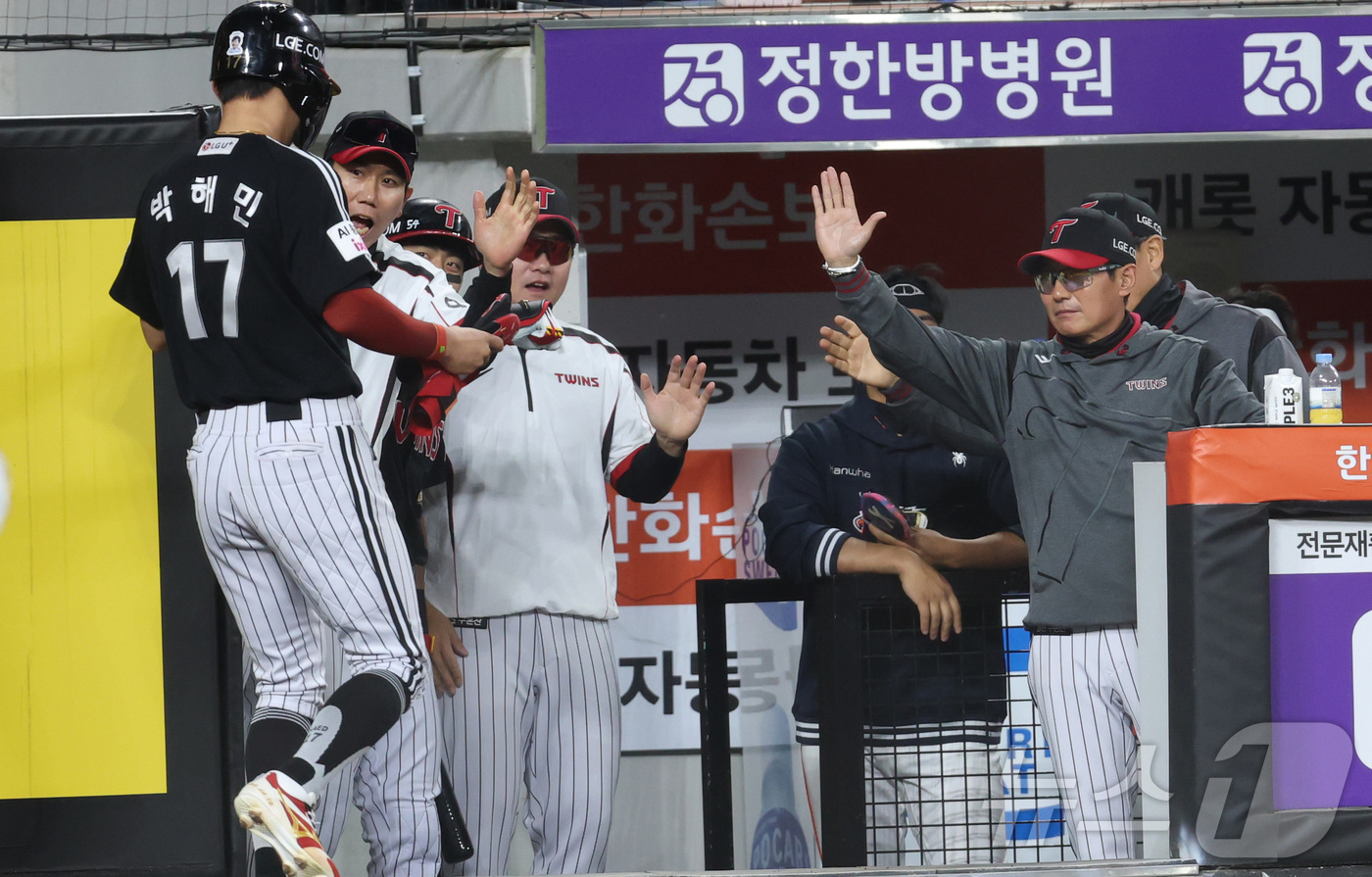 (대전=뉴스1) 김기남 기자 = 8일 대전 한화생명볼파크에서 열린 2026 신한 SOL KBO리그 LG 트윈스와 한화 이글스의 경기에서 4회초 2사 3루주자 박해민이 2루 견제에 …