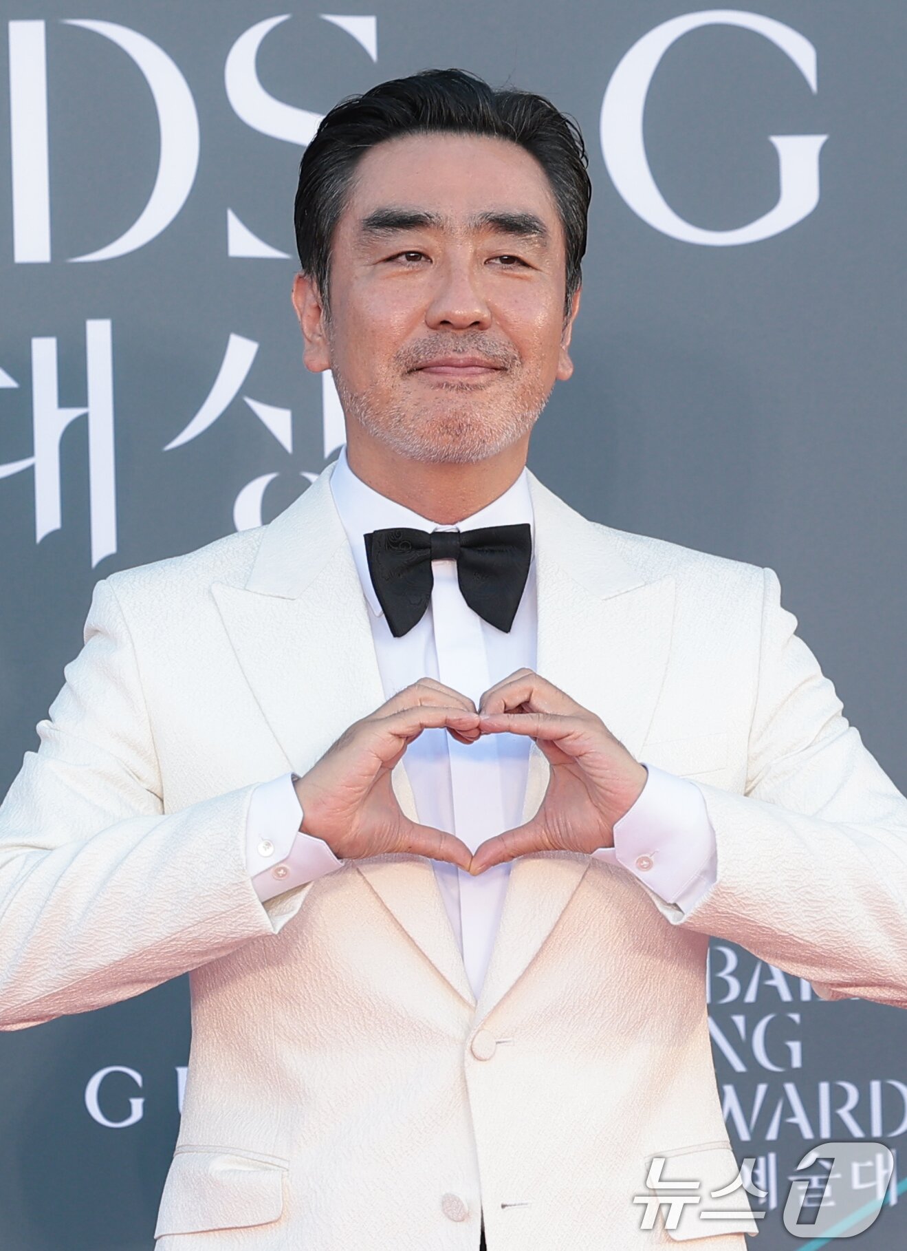 본문 이미지 - 배우 류승룡이 8일 서울 강남구 코엑스에서 열린 ‘제62회 백상예술대상’ 레드카펫 행사에 참석해 포즈를 취하고 있다. 2026.5.8 ⓒ 뉴스1 권현진 기자