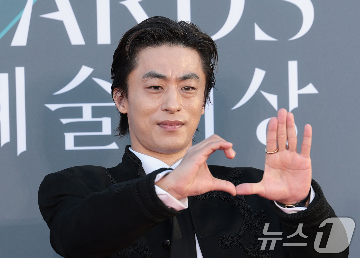 (서울=뉴스1) 권현진 기자 = 배우 구교환이 8일 서울 강남구 코엑스에서 열린 ‘제62회 백상예술대상’ 레드카펫 행사에 참석해 포즈를 취하고 있다. 2026.5.8/뉴스1