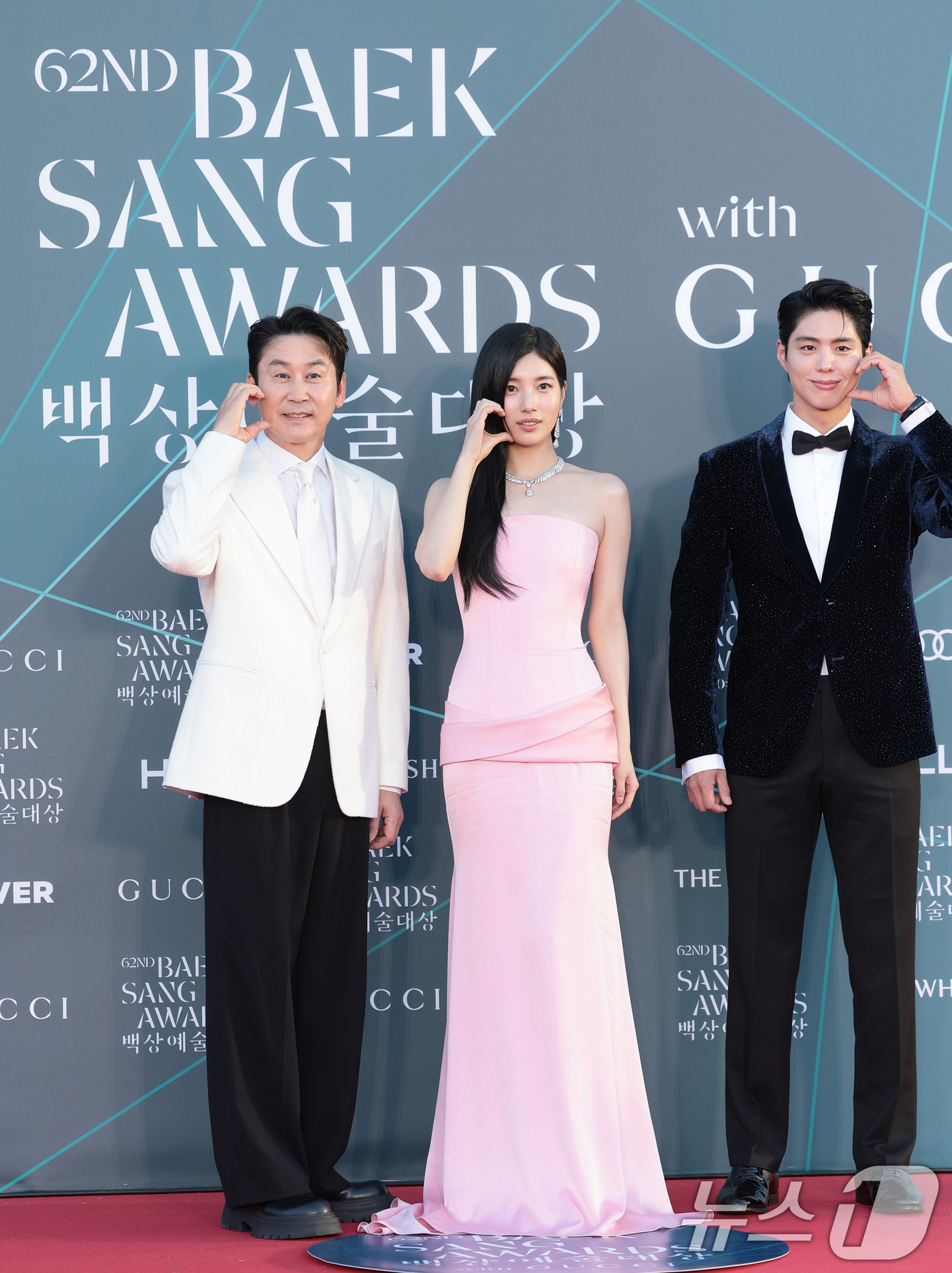 (서울=뉴스1) 권현진 기자 = MC 신동엽(왼쪽부터)과 수지, 박보검이 8일 서울 강남구 코엑스에서 열린 ‘제62회 백상예술대상’ 레드카펫 행사에 참석해 포즈를 취하고 있다. 2 …