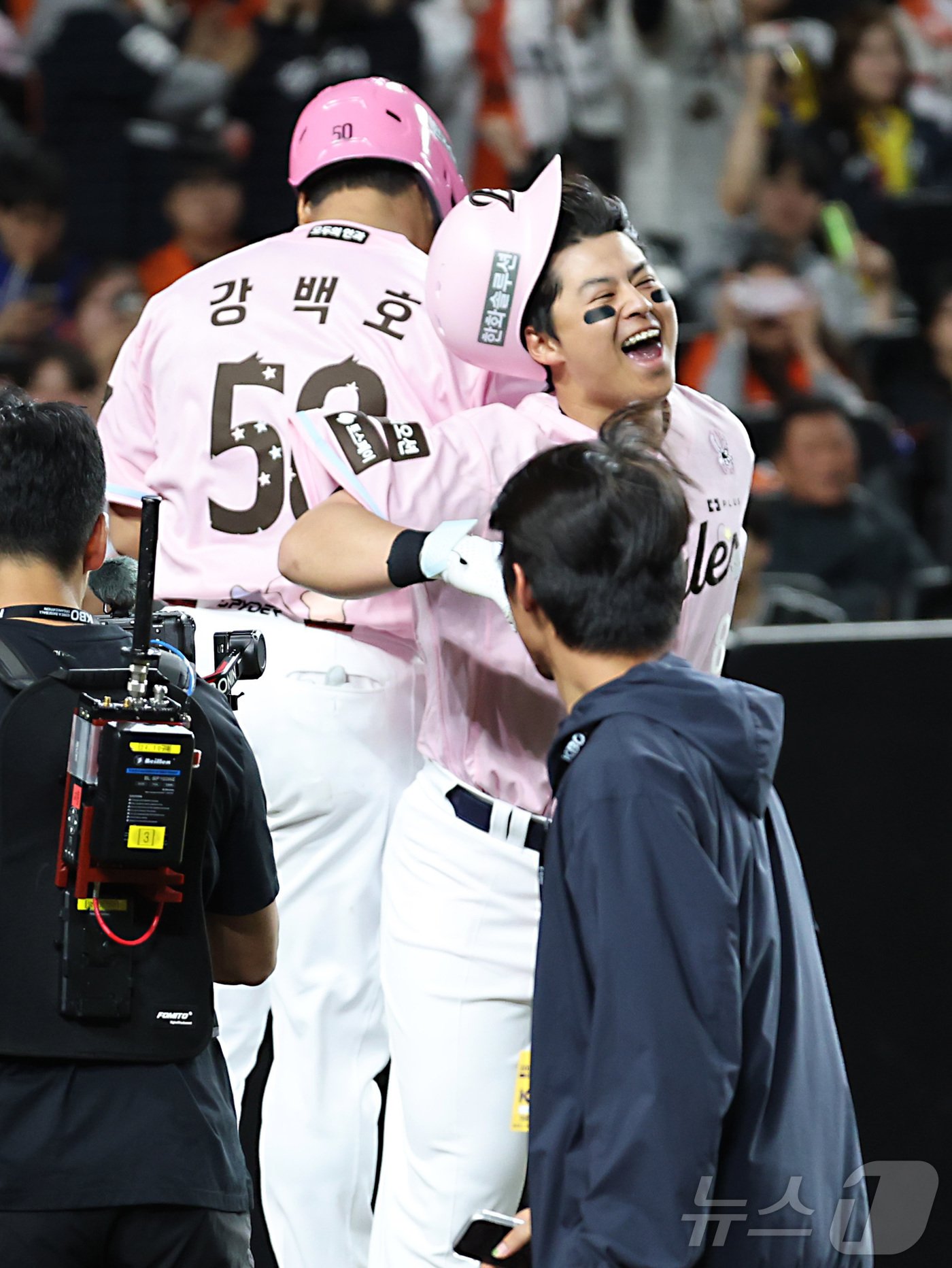 (대전=뉴스1) 김기남 기자 = 8일 대전 한화생명볼파크에서 열린 2026 신한 SOL KBO리그 LG 트윈스와 한화 이글스의 경기, 4회말 노시환이 2점 홈런을 친 뒤 홈에서 강 …