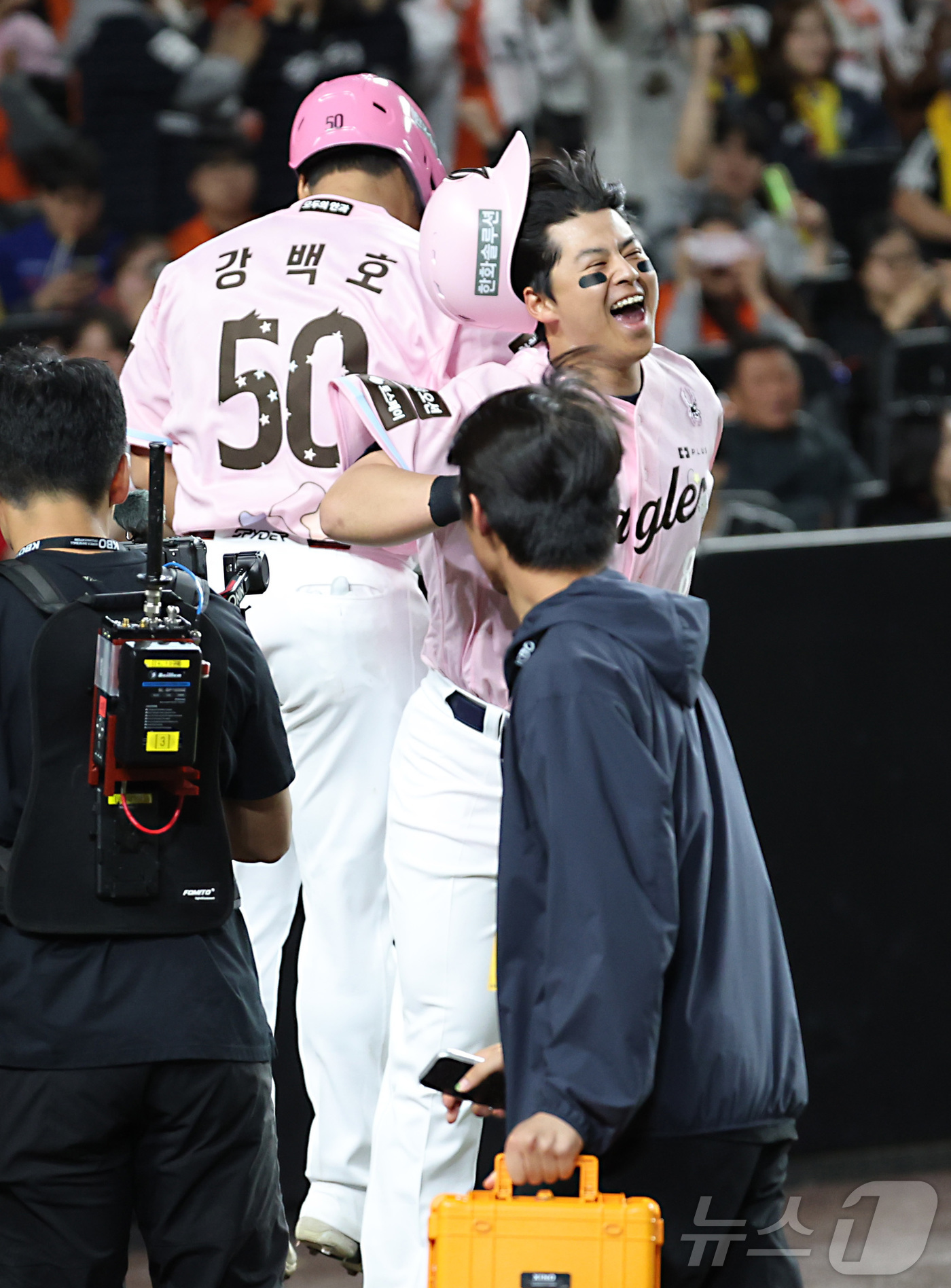 (대전=뉴스1) 김기남 기자 = 8일 대전 한화생명볼파크에서 열린 2026 신한 SOL KBO리그 LG 트윈스와 한화 이글스의 경기, 4회말 노시환이 2점 홈런을 친 뒤 홈에서 강 …