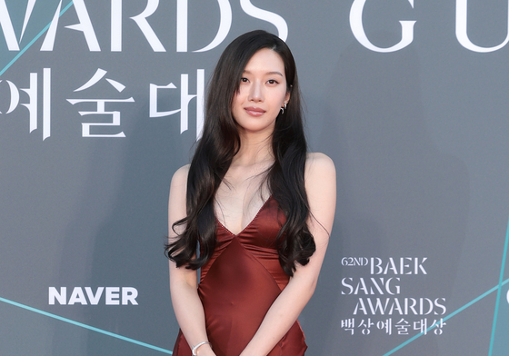 문가영, 허벅지 끝까지 올라오는 파격 트임 드레스